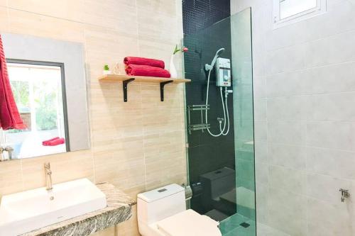 Ένα μπάνιο στο Sky Blue Pool Villa Aonang