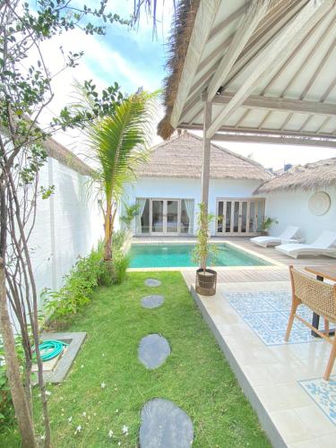 an image of a backyard with a swimming pool at Mimpi Villa - Gili Air in Gili Islands