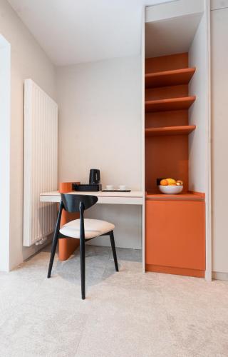 a desk and a chair in a room at Instytut Zdrowia Sofra FIT & SPA in Mielno