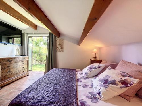 une chambre avec un lit, une commode et une fenêtre dans l'établissement OASIS DE VERDURE, à Laouque