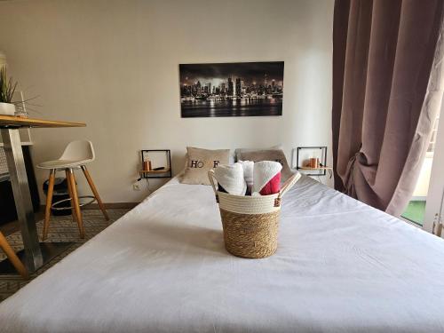 - un lit avec un panier d'oreillers dans l'établissement A116 Appartement disneyland Paris T1, à Montévrain