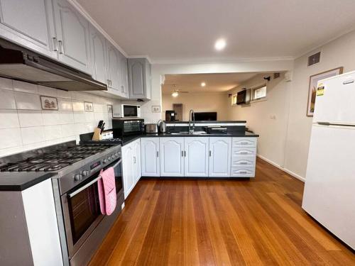 Η κουζίνα ή μικρή κουζίνα στο Large Peaceful 4 Bedroom Home