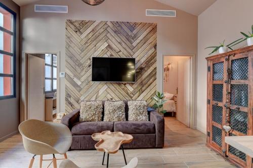 un salon avec un canapé et une télévision sur un mur dans l'établissement Loft Design, Forville, centre de Cannes, à Cannes