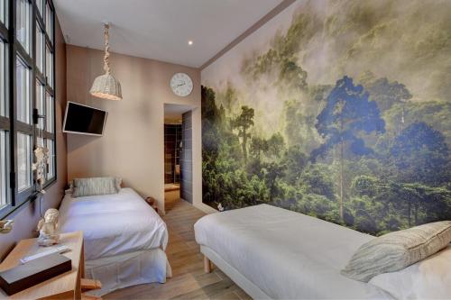 une chambre avec deux lits et un tableau au mur dans l'établissement Loft Design, Forville, centre de Cannes, à Cannes
