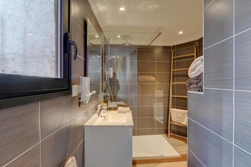 une salle de bain avec un lavabo et un miroir dans l'établissement Loft Design, Forville, centre de Cannes, à Cannes