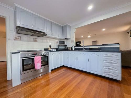 Η κουζίνα ή μικρή κουζίνα στο Large Peaceful 4 Bedroom Home