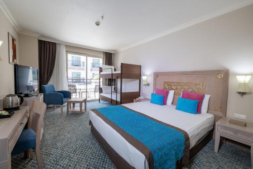 Una habitación de hotel con una cama grande y un televisor. en Crystal Family Resort & Spa - Ultimate All Inclusive, en Belek