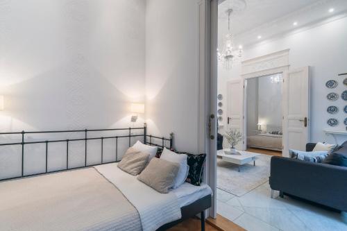 ブダペストにあるBasilica Palaceのベッドルーム1室(ベッド1台付)、リビングルームが備わります。