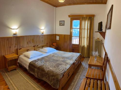 邁措翁的住宿－HOTEL MARI Metsovo，一间卧室,卧室内配有一张大床