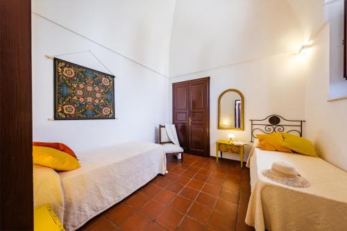 Pokój z 2 łóżkami i lustrem w obiekcie HelloApulia Masseria Don Sisto - 10 guests w Alberobello