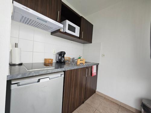 une cuisine avec un évier et un plan de travail dans l'établissement A112 Appartement Proche Disneyland Paris, à Montévrain