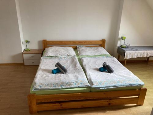 2 camas individuales en un dormitorio con 2 almohadas en ubytování u Hradu, en Nové Hrady