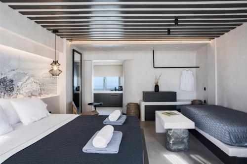 Giường trong phòng chung tại ArmonOia Suites