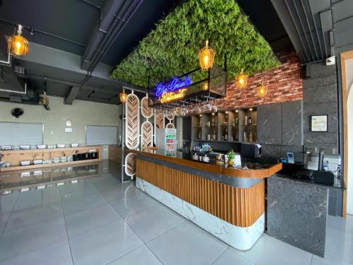 un bar dans un restaurant avec un mur en briques dans l'établissement Lords Eco Inn Navsari, à Navsāri