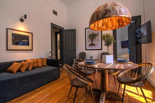 ein Wohnzimmer mit einem Tisch und einem Sofa in der Unterkunft Art Pantheon - Suites & Apartments in Athen