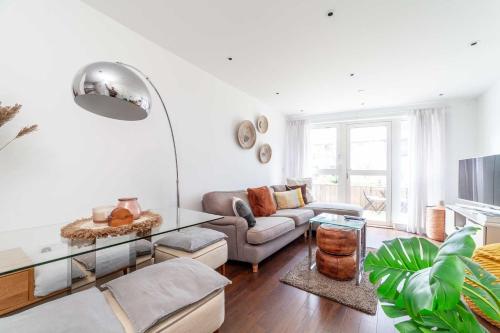 sala de estar con sofá y mesa en Cosy Central Urban Retreat in Highbury & Islington, en Londres
