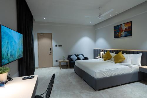 Postel nebo postele na pokoji v ubytování Hotel Kyzen HiTech City- Your Zenly Stay