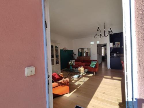 un salon avec deux canapés et une table dans l'établissement Le Grand Carnot, à Sète