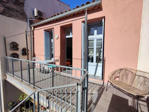 - un balcon avec un banc et un bâtiment dans l'établissement Le Grand Carnot, à Sète