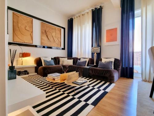 sala de estar con sofá y alfombra en Epic Design: Unforgettable Stay, en Linda-a-Velha