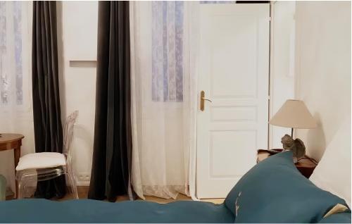 - une chambre avec un canapé bleu et une porte dans l'établissement Seine Apartment, à Paris