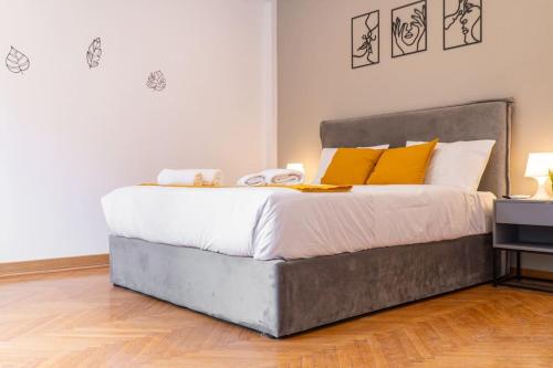 Un pat sau paturi într-o cameră la Syntagma square, 45sqm luxurious apartment