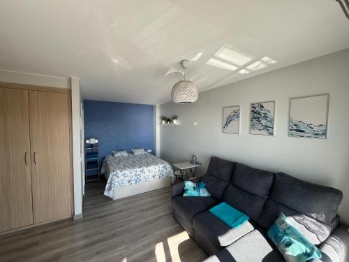 a living room with a couch and a bed at Estudio con Impresionantes Vistas al Mar in Blanes