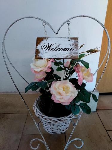 a heart shaped basket with a bouquet of pink roses at Tina'home in Selcetta