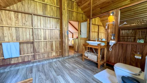 baño de madera con lavabo y aseo en Glamping Wilpattu by Thamaravila en Wilpattu