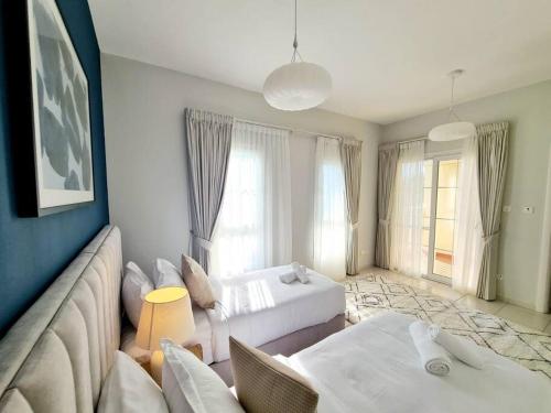 uma sala de estar com um sofá e uma cama em Private pool/Sleep 6/15 mins drive to beach/Marina em Dubai