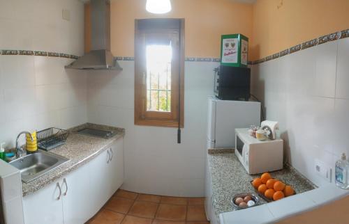 夸克斯德耶斯特的住宿－Pago de Yuste - Casa Rural Apartamentos，厨房配有水槽和橙色的柜台。