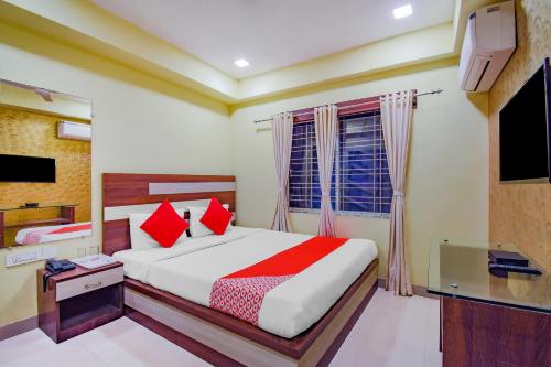 a bedroom with a large bed and a window at OYO Tranquil Stay in Ālīpur