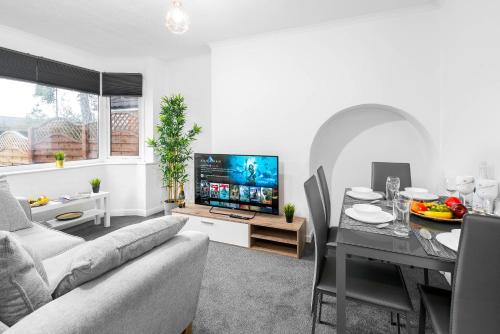 Gallery image of Deluxe Four Bedroom House - Garden - Parking - Sleeps 7 - Netflix - Wifi - 559T in Birmingham