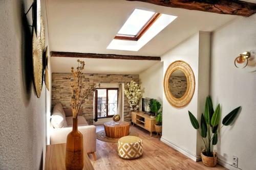 un salon avec une lucarne et une chambre avec un canapé dans l'établissement Emplacement N°1+Terrasse Vue+Cité+Trivalle+clim, à Carcassonne