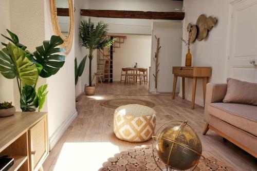 un salon avec un canapé et une table dans l'établissement Emplacement N°1+Terrasse Vue+Cité+Trivalle+clim, à Carcassonne