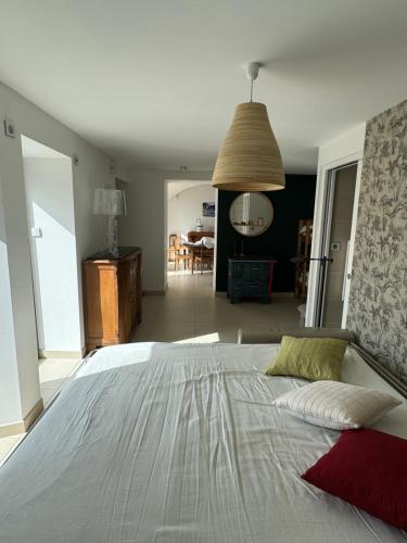 Cette chambre comprend un grand lit blanc. dans l'établissement Chabanas, à Gap