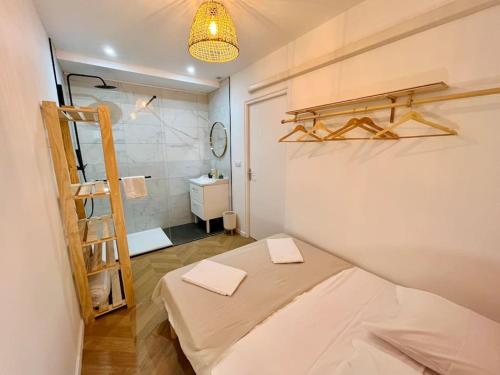 ein kleines Zimmer mit einem Bett und einer Leiter in der Unterkunft Bel appartement avec Jacuzzi #1 in Bourgoin