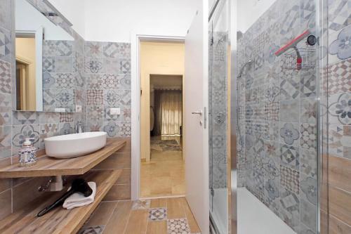 een badkamer met een wastafel en een douche bij Casa Trastevere in Rome