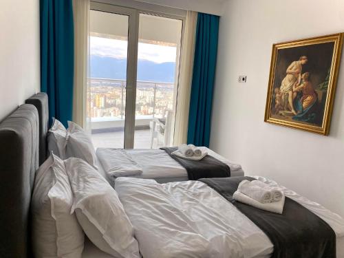 um quarto com duas camas e um quadro na parede em Skopje Sky Apartment 32nd floor em Skopje