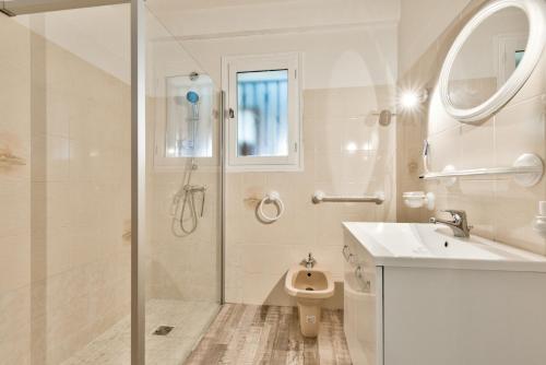 ein Badezimmer mit Dusche, Waschbecken und Toilette in der Unterkunft Lanton - 700m plage - Extérieur et charme in Cassy