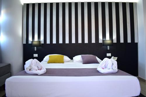 Un dormitorio con una cama grande con dos bolsas. en Galini Sea View, en Agia Marina de Nea Kydonia