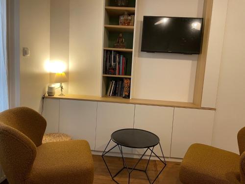 Télévision ou salle de divertissement dans l'établissement Studio Paris tour Eiffel