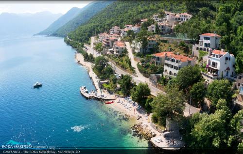 una vista aérea de una playa con barcos en el agua en Boka Gardens Seaside Resort en Kotor