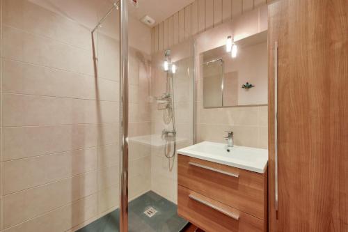 une salle de bain avec douche et lavabo dans l'établissement Maison pour 8 avec jardin et terrasse- Calme, à Andernos-les-Bains