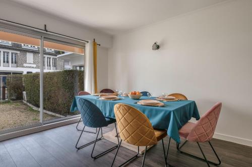 une salle à manger avec une table et des chaises bleues dans l'établissement Appartement pour 4 - centre - 500m de la plage, à La Baule