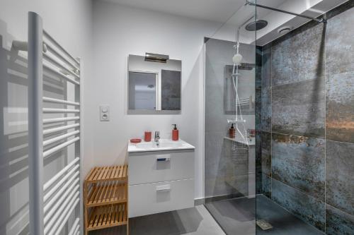 une salle de bain avec un lavabo et une douche dans l'établissement Appartement pour 4 - centre - 500m de la plage, à La Baule