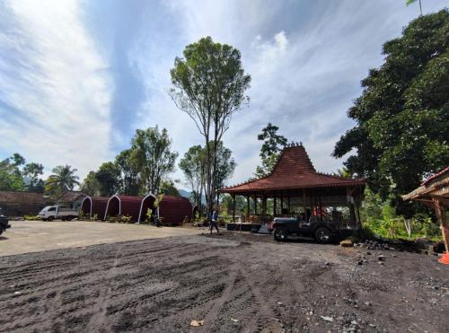 einen Pavillon mit einem LKW, der davor parkt in der Unterkunft Indah Damai Cottages in Sidomukti