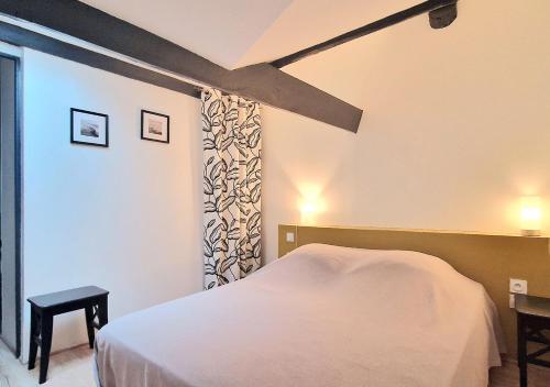 a bedroom with a white bed and a ceiling at Magnifique logement d'architecte 3* sur Palavas in Palavas-les-Flots