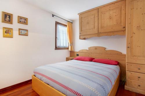 Un pat sau paturi într-o cameră la Residence Larice Bianco App n4