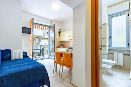 um quarto com uma cama e uma sala de jantar em Appartamento Pinolo Bilo INT 4 - MyHo Casa em Alba Adriatica